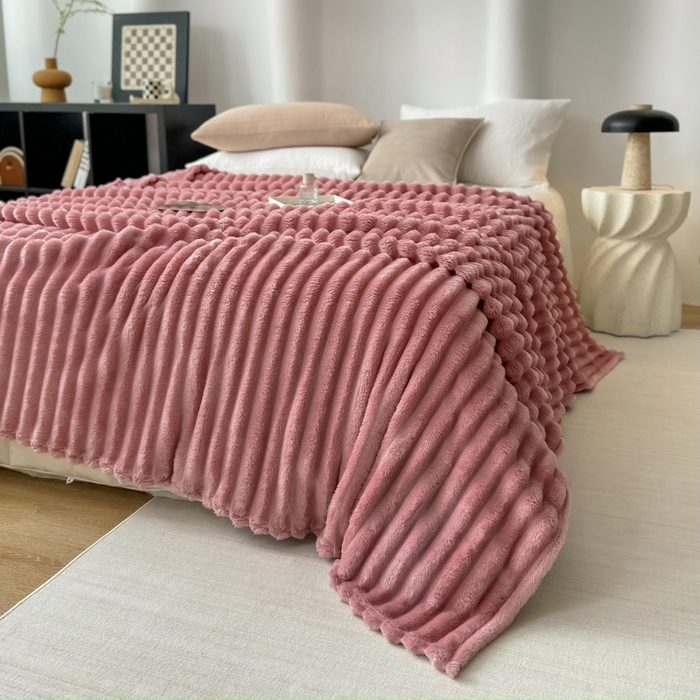 91家纺网 家纺一手货源 找家纺 羋多 2024新款跨境仿兔毛绒多功能毛毯高克重魔法绒4公分宽抽条毛毯 香草粉