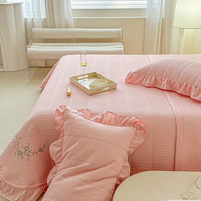 91家纺网 家纺一手货源 找家纺 紫碧螺家纺 2024新款绣花欧式花边床盖（泡泡棉）   红粉玉