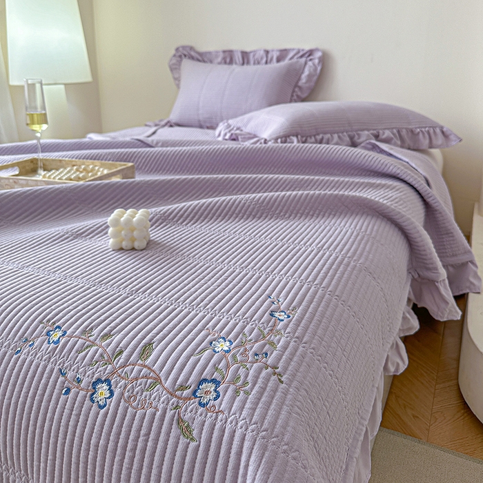 91家纺网 家纺一手货源 找家纺 紫碧螺家纺 2024新款绣花欧式花边床盖（泡泡棉）   粉紫色