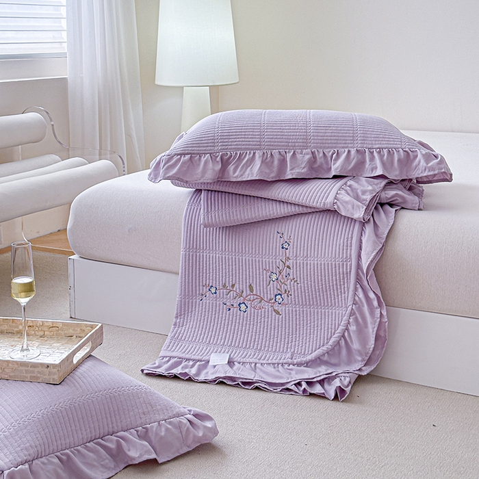 91家纺网 家纺一手货源 找家纺 紫碧螺家纺 2024新款绣花欧式花边床盖（泡泡棉）   粉紫色