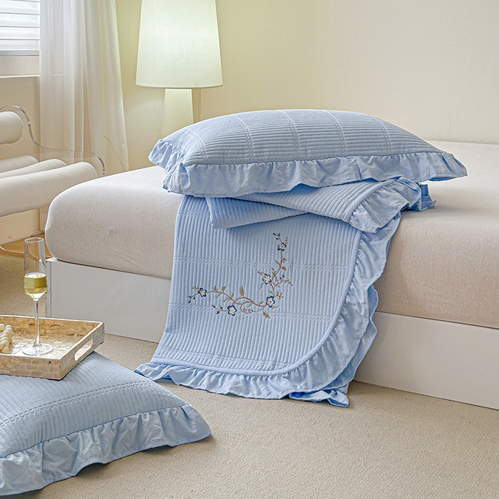 91家纺网 家纺一手货源 找家纺 紫碧螺家纺 2024新款绣花欧式花边床盖（泡泡棉）   浅天蓝