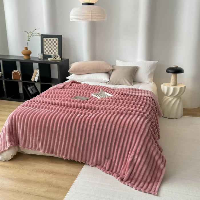 91家纺网 家纺一手货源 找家纺 羋多 2024新款跨境仿兔毛绒多功能毛毯高克重魔法绒4公分宽抽条毛毯 香草粉