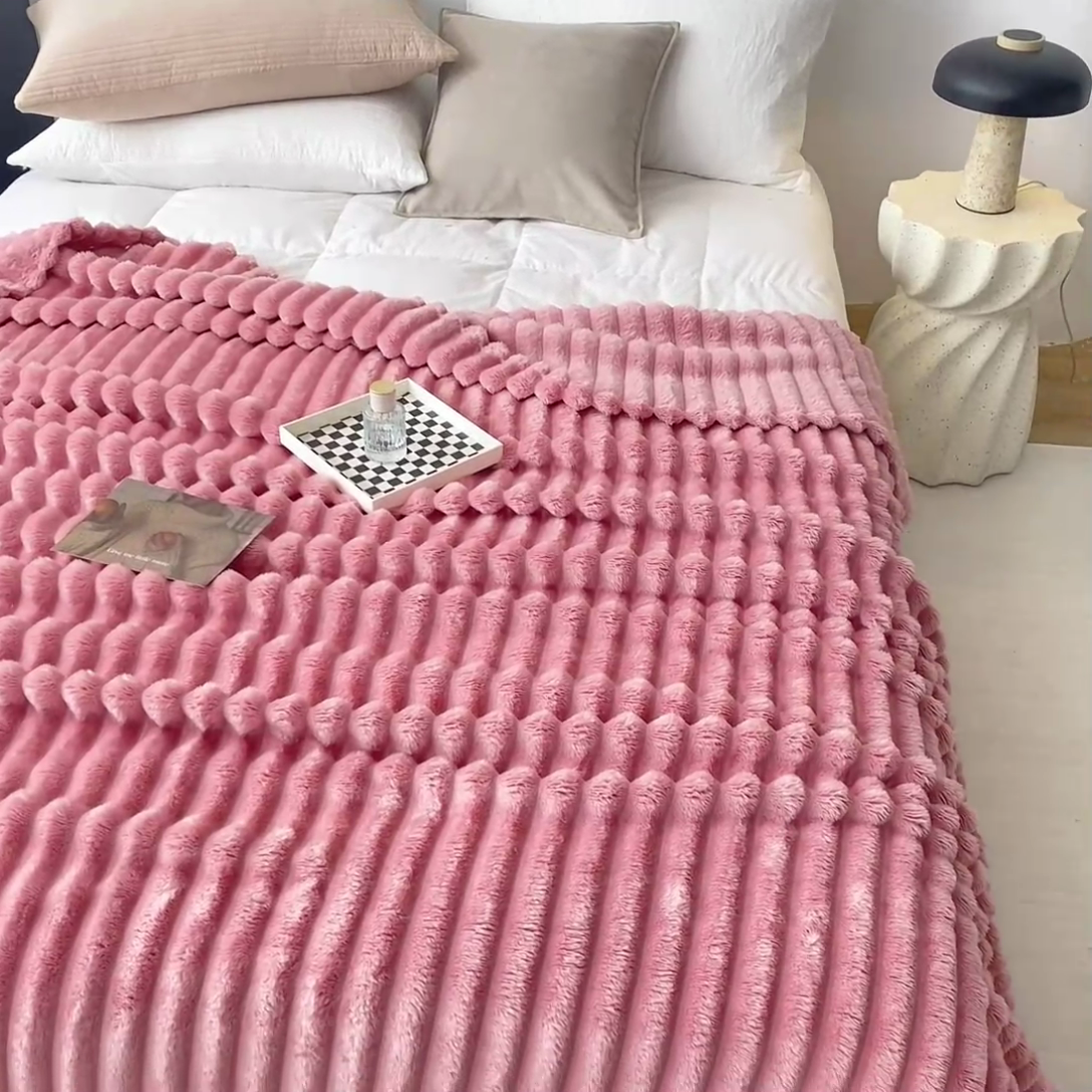 91家纺网 家纺一手货源 找家纺 羋多 2024新款跨境仿兔毛绒多功能毛毯高克重魔法绒4公分宽抽条毛毯 香草粉