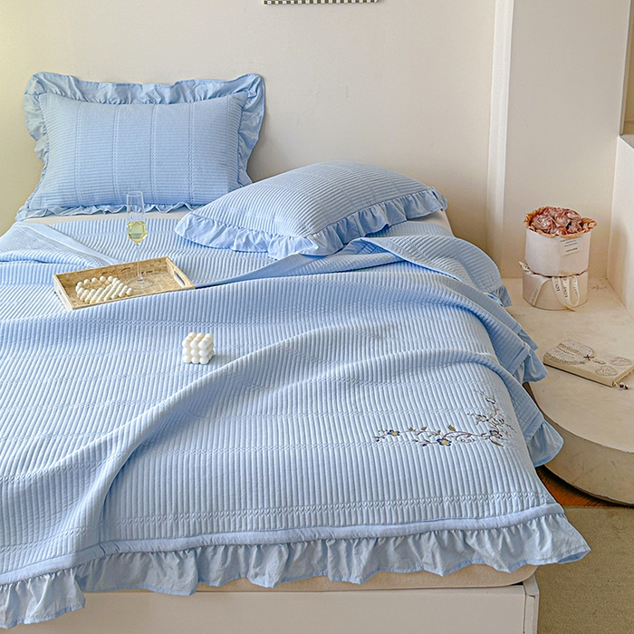 91家纺网 家纺一手货源 找家纺 紫碧螺家纺 2024新款绣花欧式花边床盖（泡泡棉）   浅天蓝