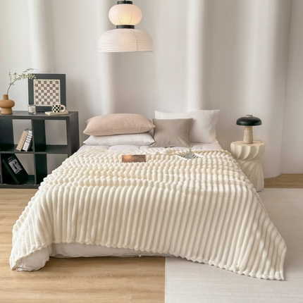 91家纺网 家纺一手货源 找家纺 羋多 2024新款跨境仿兔毛绒多功能毛毯高克重魔法绒4公分宽抽条毛毯 云母白