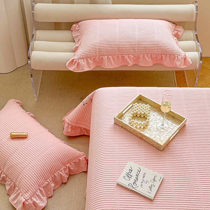 91家纺网 家纺一手货源 找家纺 紫碧螺家纺 2024新款绣花欧式花边床盖（泡泡棉）   红粉玉