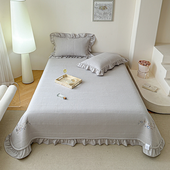91家纺网 家纺一手货源 找家纺 紫碧螺家纺 2024新款绣花欧式花边床盖（泡泡棉）   水银灰