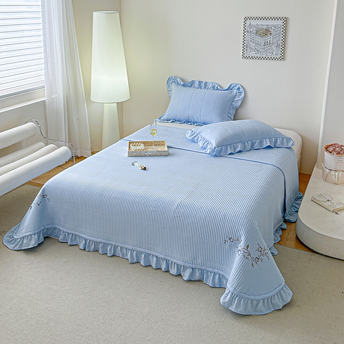 91家纺网 家纺一手货源 找家纺 紫碧螺家纺 2024新款绣花欧式花边床盖（泡泡棉）   浅天蓝