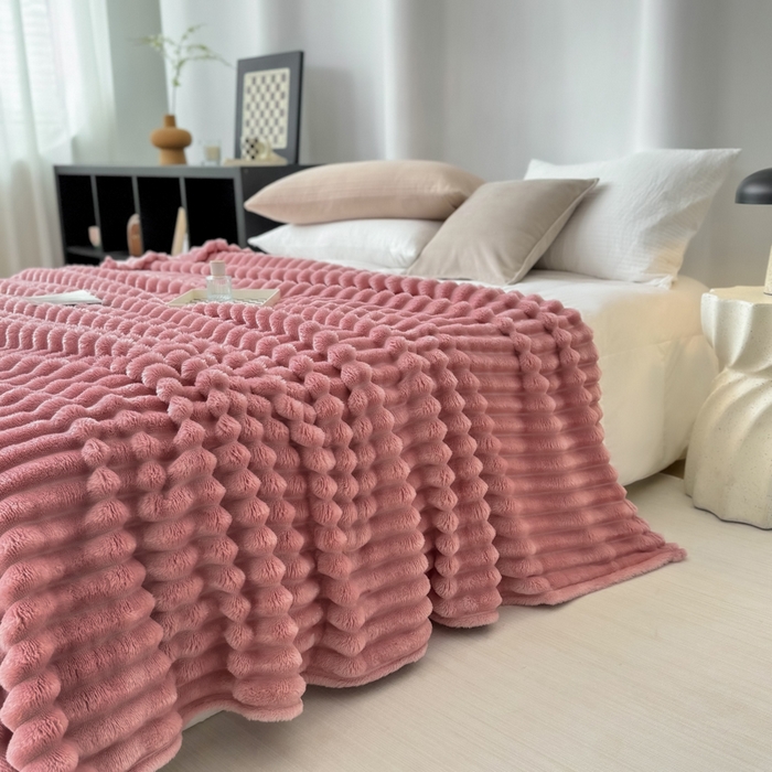 91家纺网 家纺一手货源 找家纺 羋多 2024新款跨境仿兔毛绒多功能毛毯高克重魔法绒4公分宽抽条毛毯 香草粉