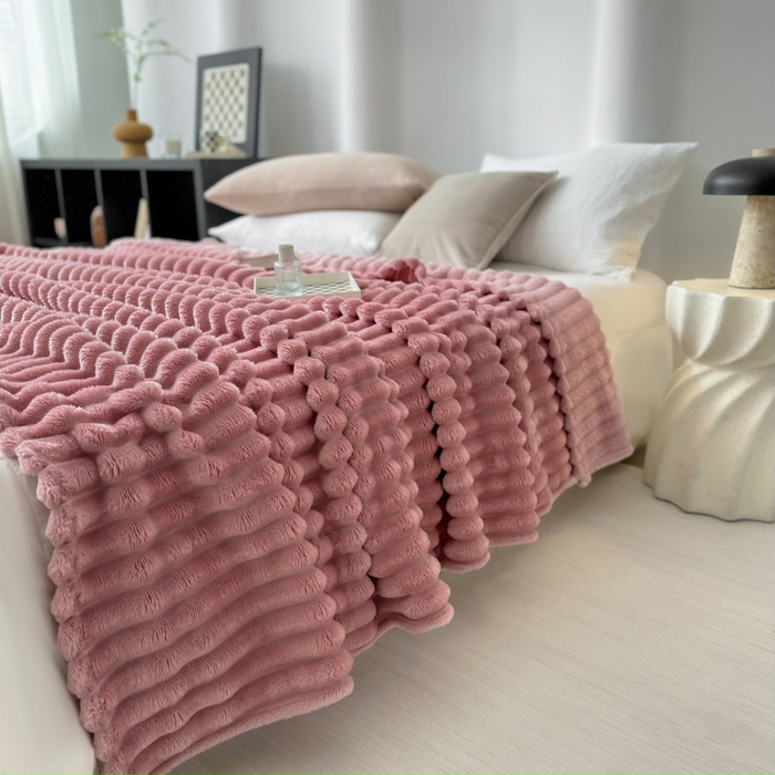 91家纺网 家纺一手货源 找家纺 羋多 2024新款跨境仿兔毛绒多功能毛毯高克重魔法绒4公分宽抽条毛毯 香草粉