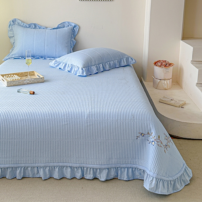 91家纺网 家纺一手货源 找家纺 紫碧螺家纺 2024新款绣花欧式花边床盖（泡泡棉）   浅天蓝