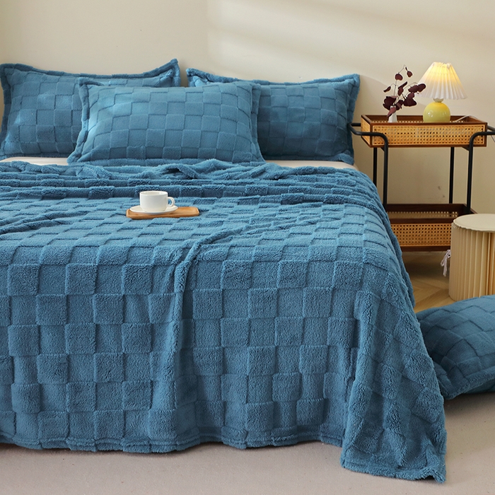 91家纺网 家纺一手货源 找家纺 芸锦豪 2024新款意大利面包格毛毯-卷边款 孔雀蓝