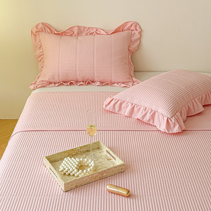 91家纺网 家纺一手货源 找家纺 紫碧螺家纺 2024新款绣花欧式花边床盖（泡泡棉）   红粉玉