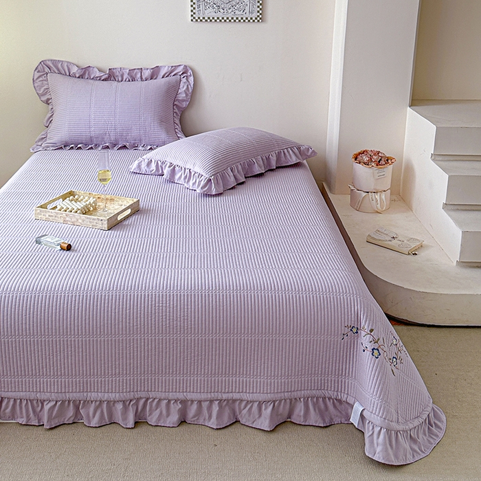 91家纺网 家纺一手货源 找家纺 紫碧螺家纺 2024新款绣花欧式花边床盖（泡泡棉）   粉紫色