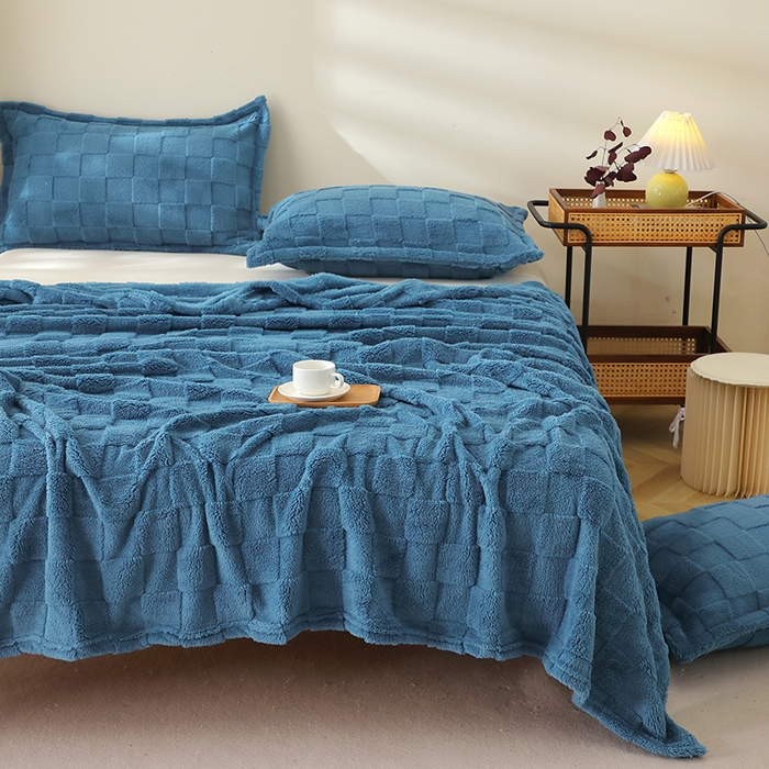 91家纺网 家纺一手货源 找家纺 芸锦豪 2024新款意大利面包格毛毯-卷边款 孔雀蓝