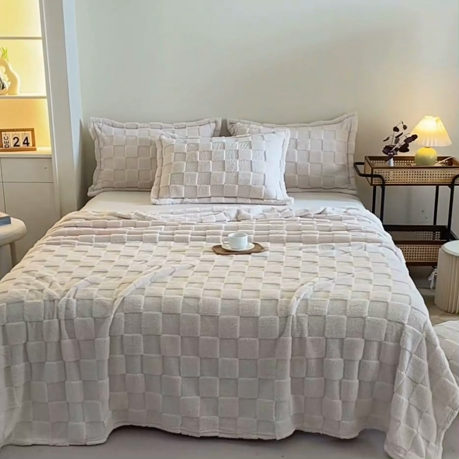 91家纺网 家纺一手货源 找家纺 芸锦豪 2024新款意大利面包格毛毯-卷边款 米杏色