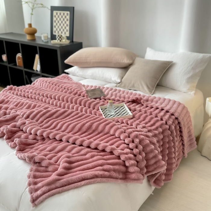 91家纺网 家纺一手货源 找家纺 羋多 2024新款跨境仿兔毛绒多功能毛毯高克重魔法绒4公分宽抽条毛毯 香草粉