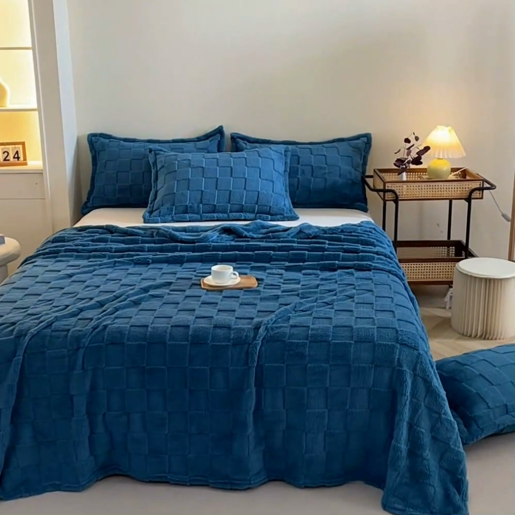 91家纺网 家纺一手货源 找家纺 芸锦豪 2024新款意大利面包格毛毯-卷边款 孔雀蓝