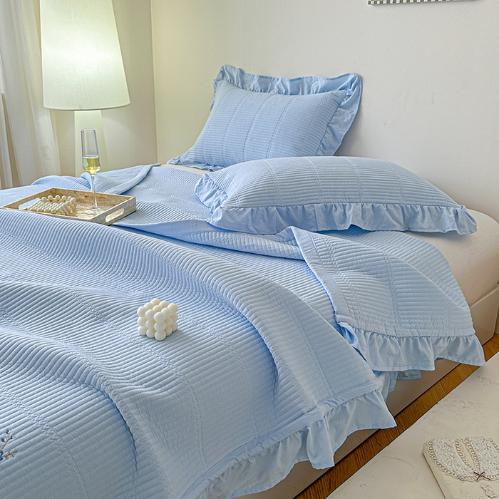 91家纺网 家纺一手货源 找家纺 紫碧螺家纺 2024新款绣花欧式花边床盖（泡泡棉）   浅天蓝