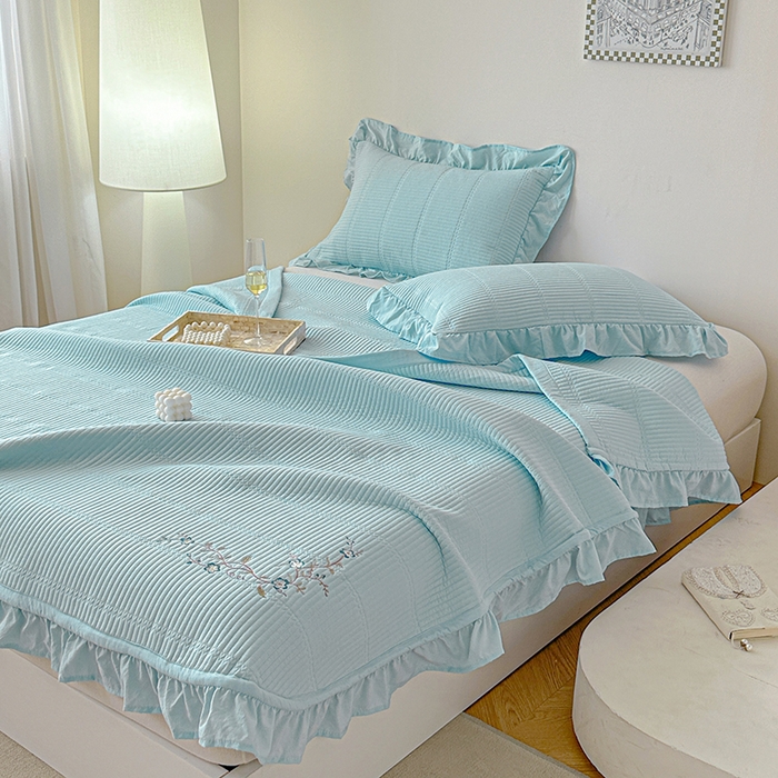 91家纺网 家纺一手货源 找家纺 紫碧螺家纺 2024新款绣花欧式花边床盖（泡泡棉）   浅湖绿