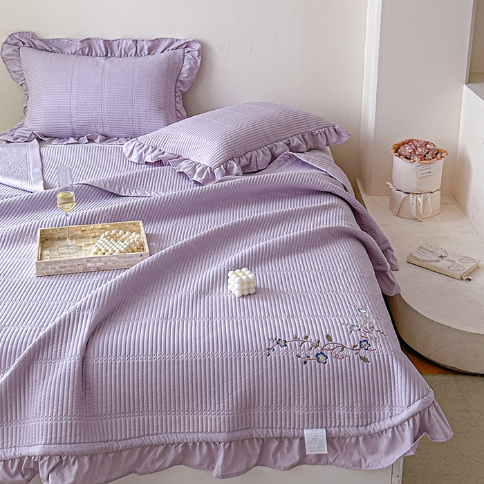 91家纺网 家纺一手货源 找家纺 紫碧螺家纺 2024新款绣花欧式花边床盖（泡泡棉）   粉紫色