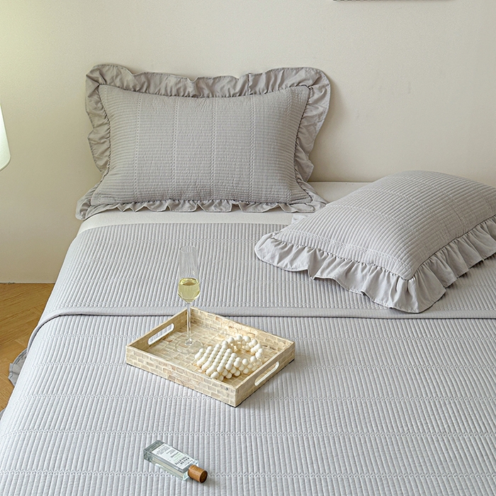 91家纺网 家纺一手货源 找家纺 紫碧螺家纺 2024新款绣花欧式花边床盖（泡泡棉）   水银灰