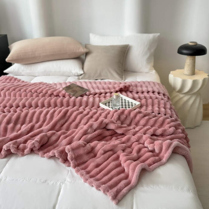 91家纺网 家纺一手货源 找家纺 羋多 2024新款跨境仿兔毛绒多功能毛毯高克重魔法绒4公分宽抽条毛毯 香草粉