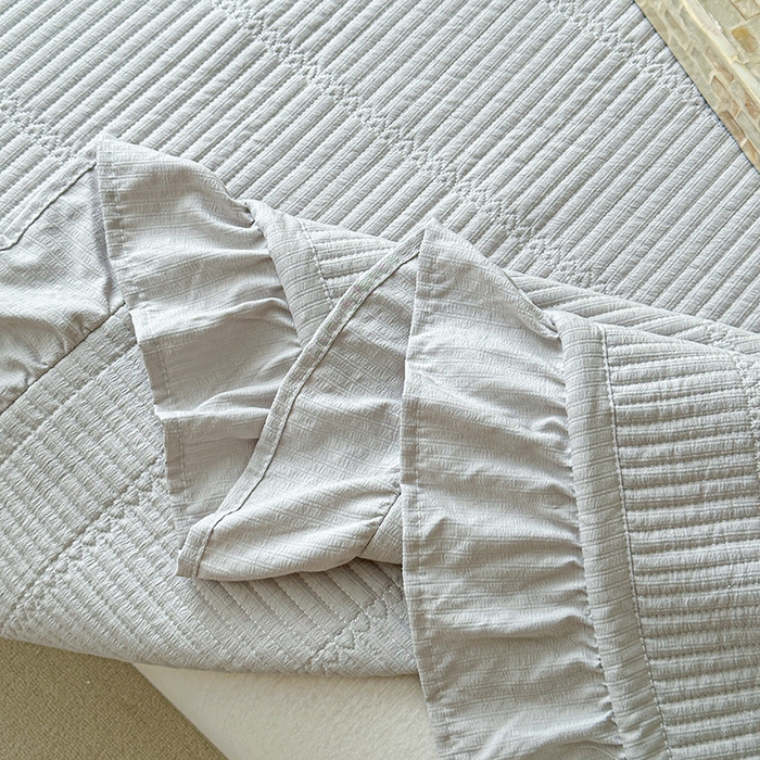 91家纺网 家纺一手货源 找家纺 紫碧螺家纺 2024新款绣花欧式花边床盖（泡泡棉）   水银灰