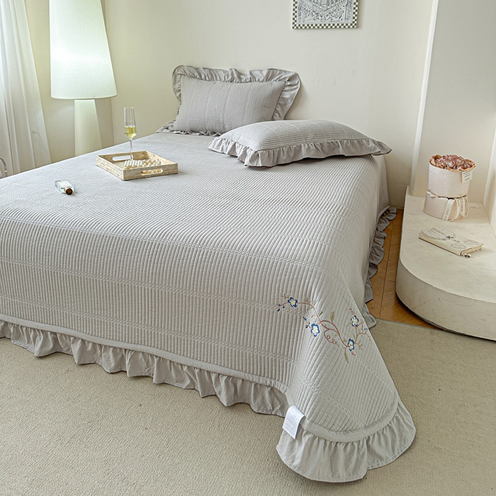 91家纺网 家纺一手货源 找家纺 紫碧螺家纺 2024新款绣花欧式花边床盖（泡泡棉）   水银灰