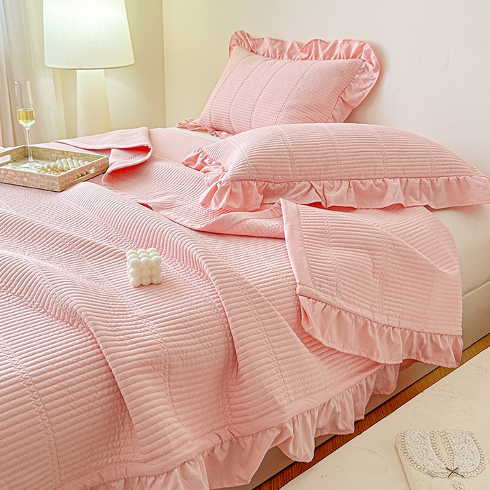 91家纺网 家纺一手货源 找家纺 紫碧螺家纺 2024新款绣花欧式花边床盖（泡泡棉）   红粉玉