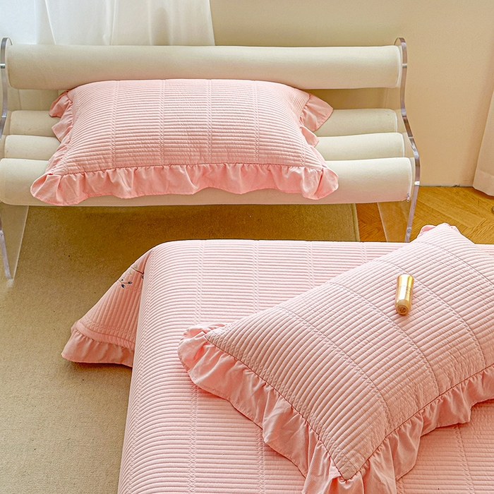 91家纺网 家纺一手货源 找家纺 紫碧螺家纺 2024新款绣花欧式花边床盖（泡泡棉）   红粉玉