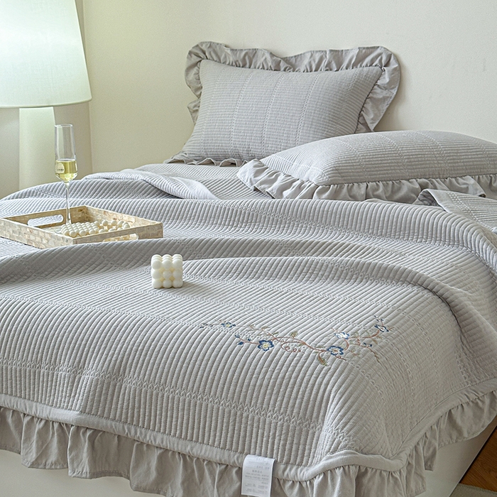 91家纺网 家纺一手货源 找家纺 紫碧螺家纺 2024新款绣花欧式花边床盖（泡泡棉）   水银灰