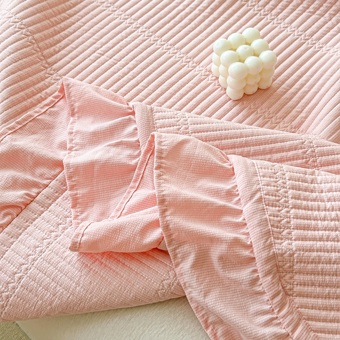 91家纺网 家纺一手货源 找家纺 紫碧螺家纺 2024新款绣花欧式花边床盖（泡泡棉）   红粉玉