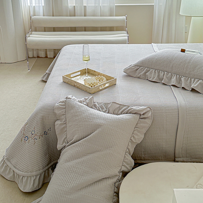 91家纺网 家纺一手货源 找家纺 紫碧螺家纺 2024新款绣花欧式花边床盖（泡泡棉）   水银灰