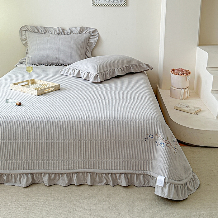 91家纺网 家纺一手货源 找家纺 紫碧螺家纺 2024新款绣花欧式花边床盖（泡泡棉）   水银灰