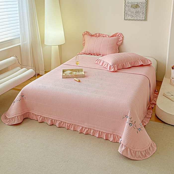 91家纺网 家纺一手货源 找家纺 紫碧螺家纺 2024新款绣花欧式花边床盖（泡泡棉）   红粉玉