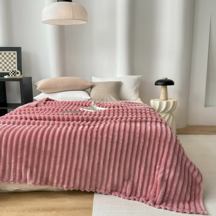 91家纺网 家纺一手货源 找家纺 羋多 2024新款跨境仿兔毛绒多功能毛毯高克重魔法绒4公分宽抽条毛毯 香草粉