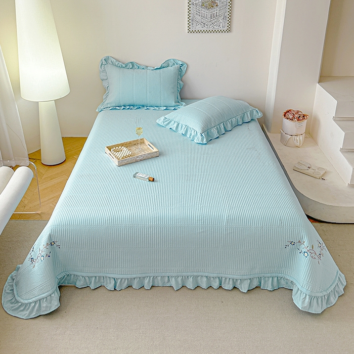 91家纺网 家纺一手货源 找家纺 紫碧螺家纺 2024新款绣花欧式花边床盖（泡泡棉）   浅湖绿