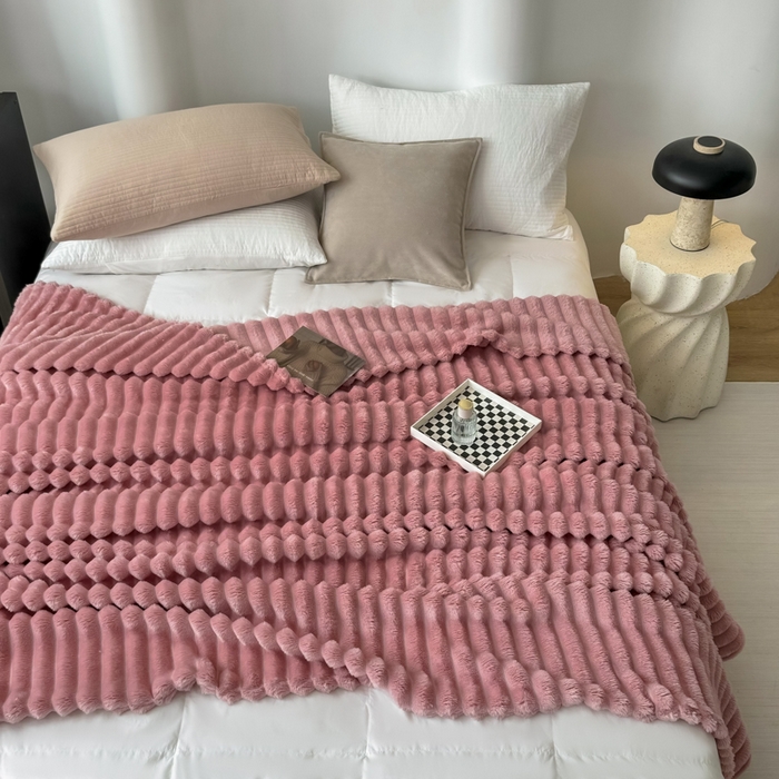 91家纺网 家纺一手货源 找家纺 羋多 2024新款跨境仿兔毛绒多功能毛毯高克重魔法绒4公分宽抽条毛毯 香草粉