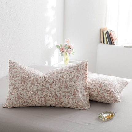 91家纺网 家纺一手货源 找家纺 2024新款40s全棉透气亲肤双层纱四件套单品系列-单枕套 丛林蘑菇