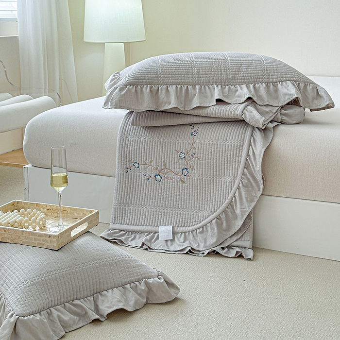 91家纺网 家纺一手货源 找家纺 紫碧螺家纺 2024新款绣花欧式花边床盖（泡泡棉）   水银灰