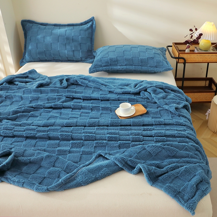 91家纺网 家纺一手货源 找家纺 芸锦豪 2024新款意大利面包格毛毯-卷边款 孔雀蓝