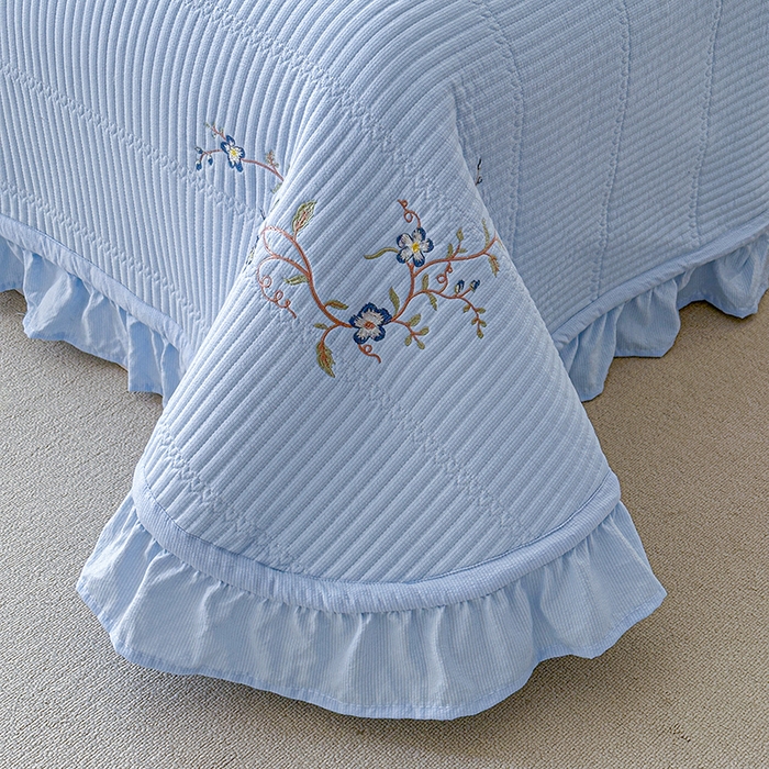 91家纺网 家纺一手货源 找家纺 紫碧螺家纺 2024新款绣花欧式花边床盖（泡泡棉）   浅天蓝