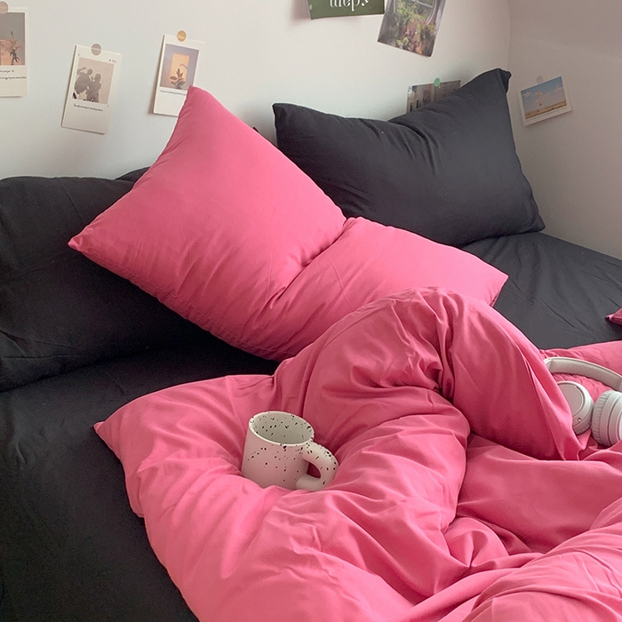 91家纺网 家纺一手货源 找家纺 优迈 2024新款ins风小红书同款纯色双拼水洗棉四件套亲肤加厚磨毛四件套混搭系列-单被套单床单单枕套单床笠 棚拍图 树莓粉黑