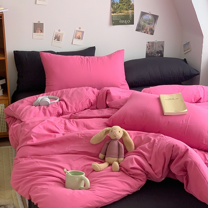 91家纺网 家纺一手货源 找家纺 优迈 2024新款ins风小红书同款纯色双拼水洗棉四件套亲肤加厚磨毛四件套混搭系列-单被套单床单单枕套单床笠 棚拍图 树莓粉黑