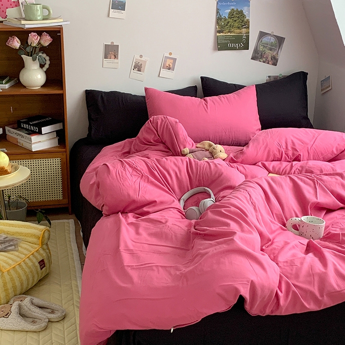 91家纺网 家纺一手货源 找家纺 优迈 2024新款ins风小红书同款纯色双拼水洗棉四件套亲肤加厚磨毛四件套混搭系列-单被套单床单单枕套单床笠 棚拍图 树莓粉黑