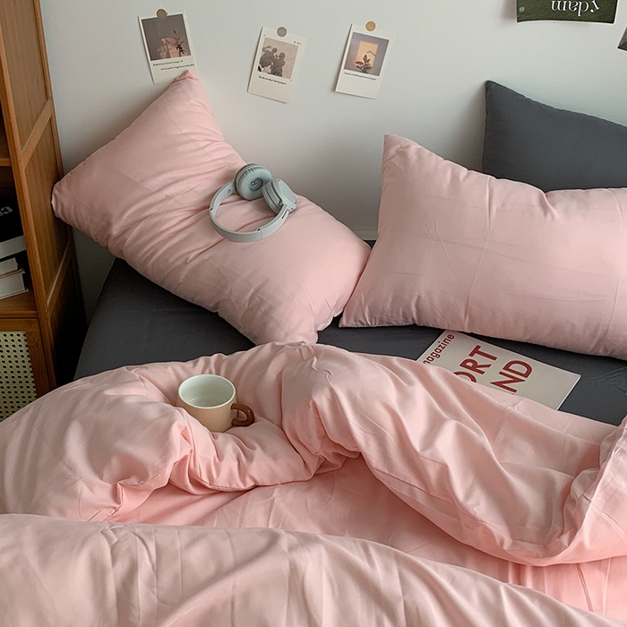 91家纺网 家纺一手货源 找家纺 优迈 2024新款ins风小红书同款纯色双拼水洗棉四件套亲肤加厚磨毛四件套混搭系列-单被套单床单单枕套单床笠 棚拍图 格雷粉灰