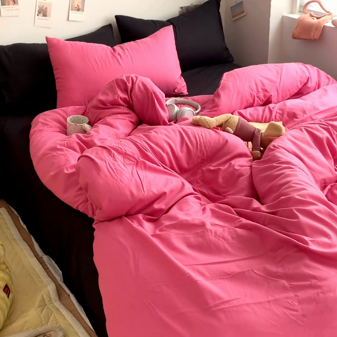 91家纺网 家纺一手货源 找家纺 优迈 2024新款ins风小红书同款纯色双拼水洗棉四件套亲肤加厚磨毛四件套混搭系列-单被套单床单单枕套单床笠 棚拍图 树莓粉黑