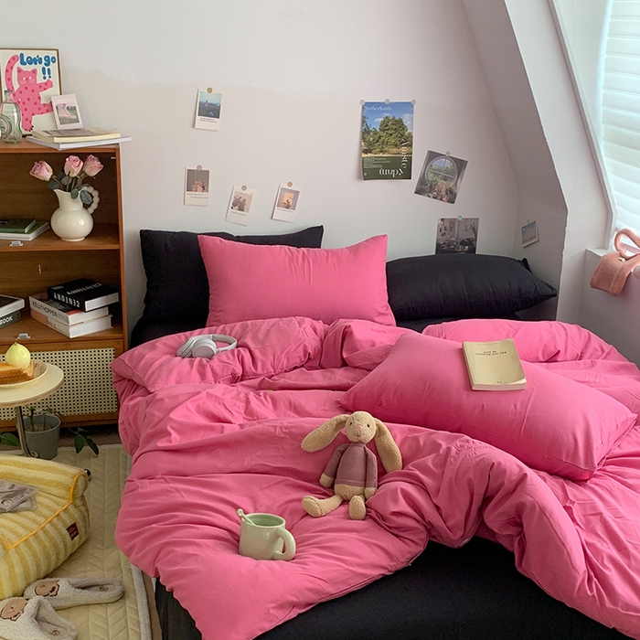 91家纺网 家纺一手货源 找家纺 优迈 2024新款ins风小红书同款纯色双拼水洗棉四件套亲肤加厚磨毛四件套混搭系列-单被套单床单单枕套单床笠 棚拍图 树莓粉黑