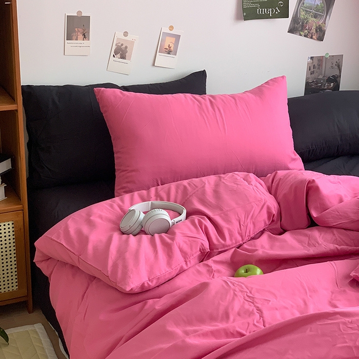 91家纺网 家纺一手货源 找家纺 优迈 2024新款ins风小红书同款纯色双拼水洗棉四件套亲肤加厚磨毛四件套混搭系列-单被套单床单单枕套单床笠 棚拍图 树莓粉黑